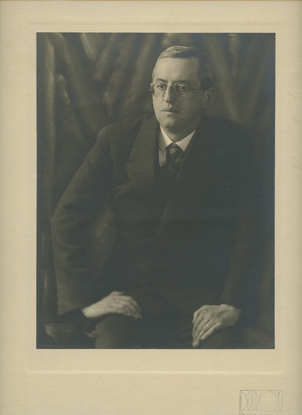 Josef Čapek na snímku Františka Drtikola, 1922